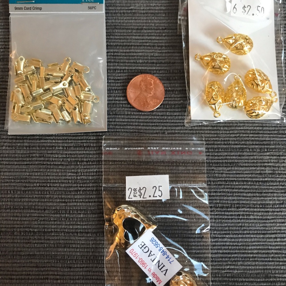 GOLD METAL VINTAGE HEART/CHARMS Jewelry Supplies.